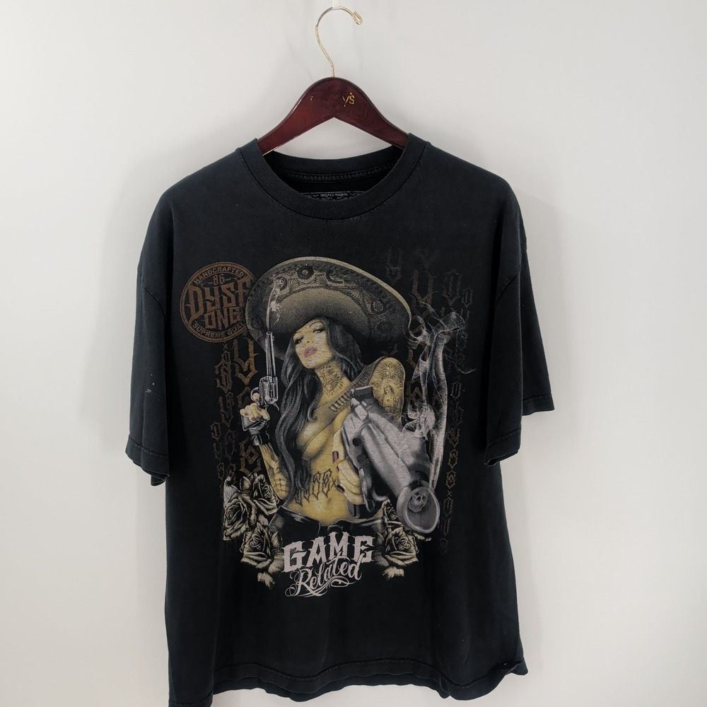 Dyse One La Reina Gun Smoke Taille Game Related Graphic T-Shirt Black Size XL‎